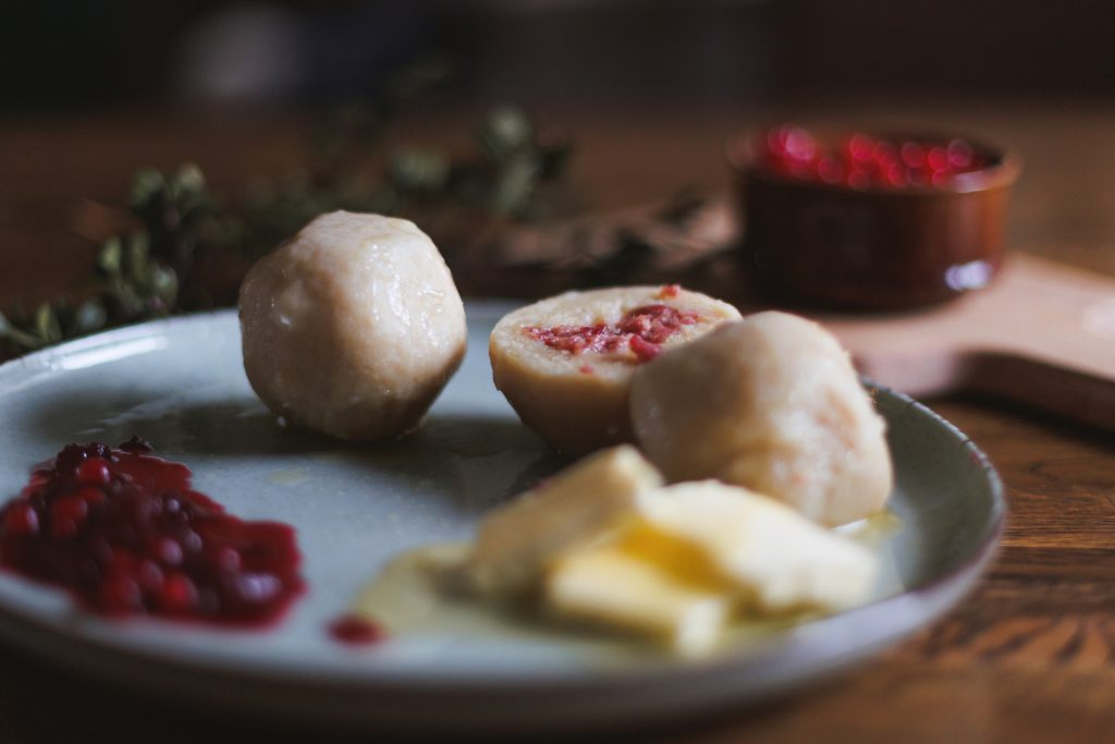 Palt på tallrik med sylt och smör