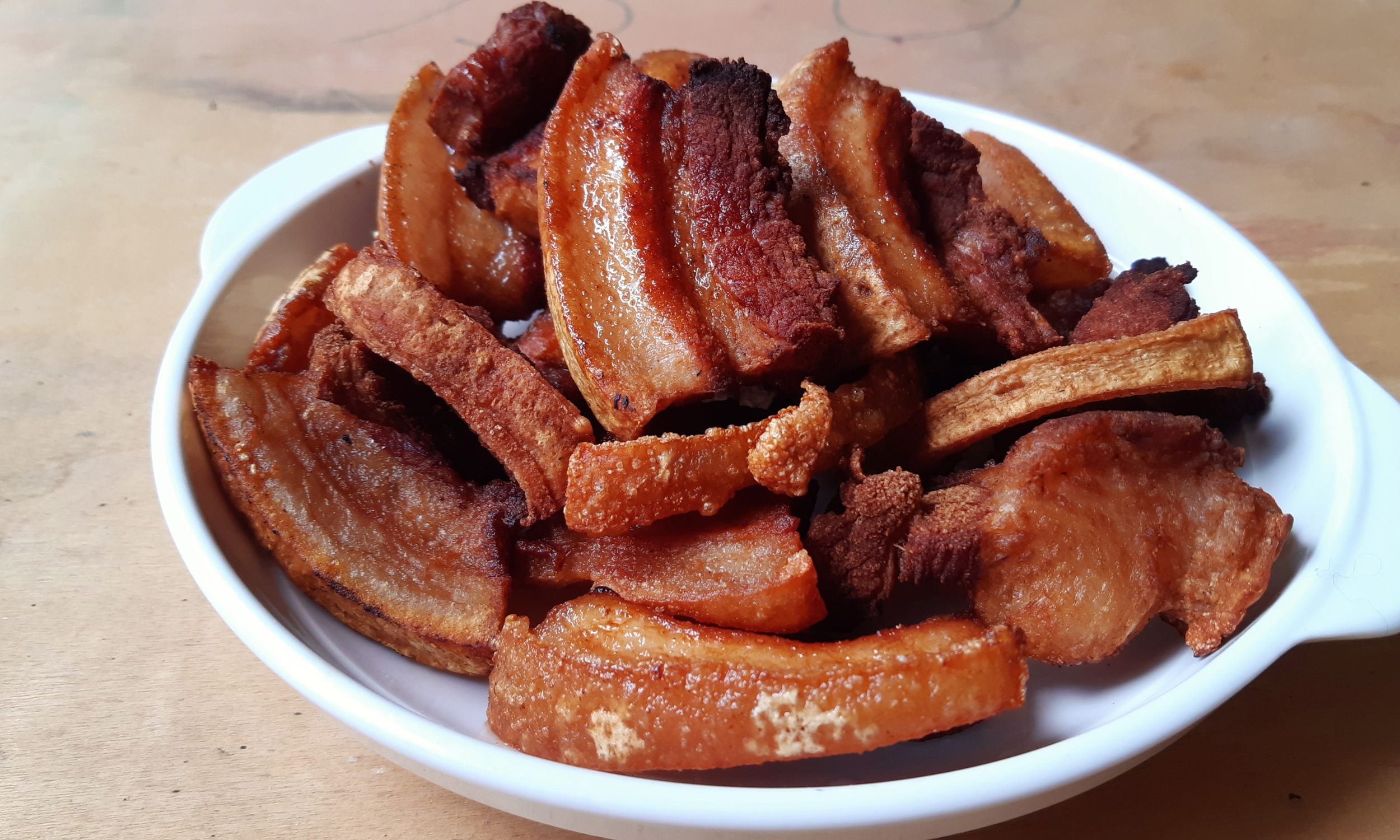 Stekt rimmat bogfläsk på en tallrik