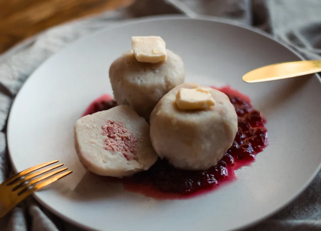 Palt serverat på tallrik med lingonsylt och smör